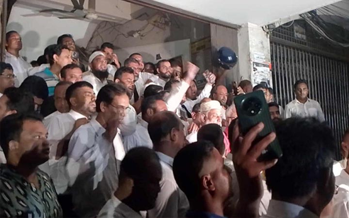 খায়রুল হকের ফাঁসির দাবিতে বিএনপিপন্থি আইনজীবীদের বিক্ষোভ